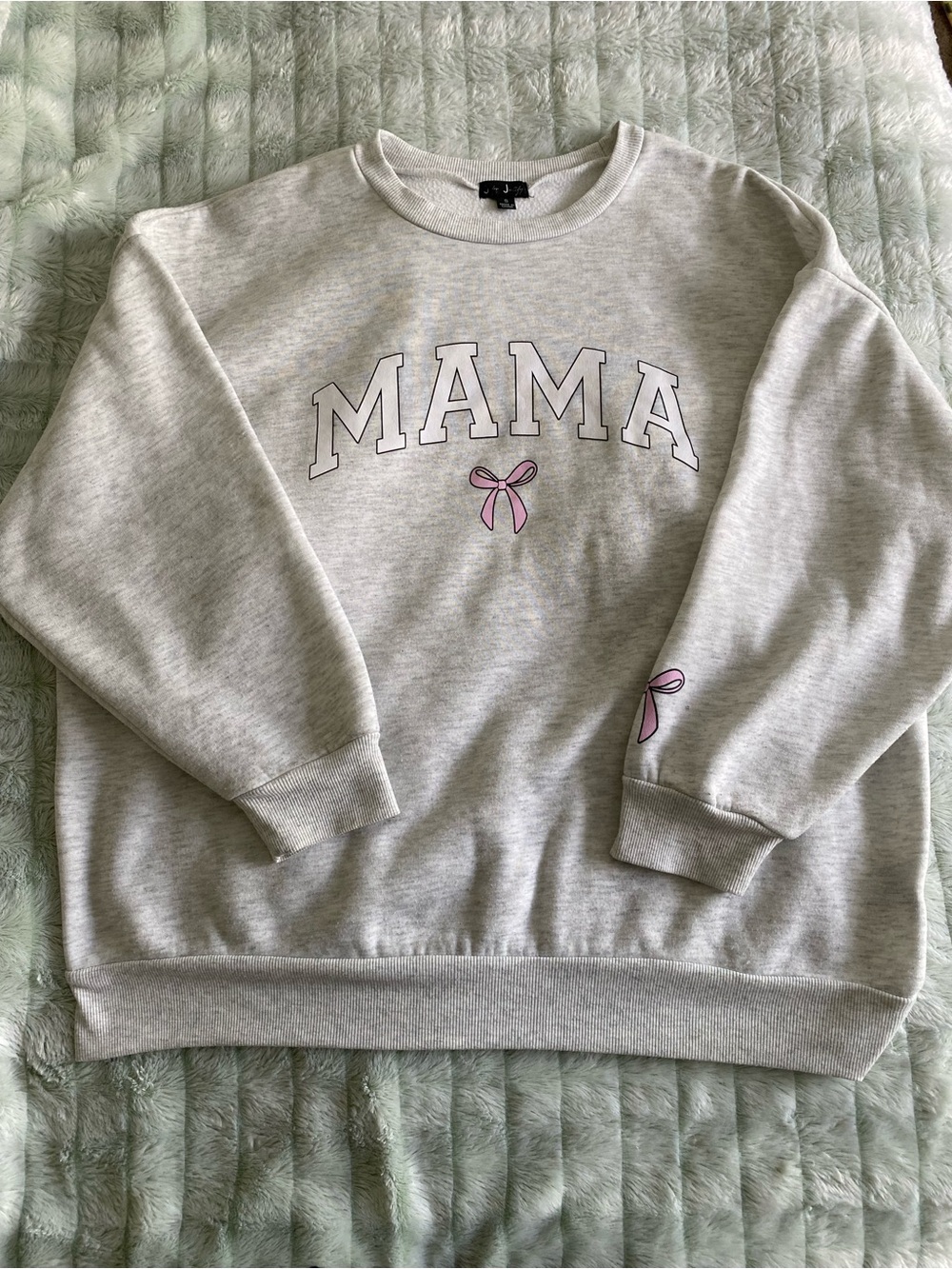 Oversized Mama Sweatshirt in Light Gray with Pink Bows — Small
